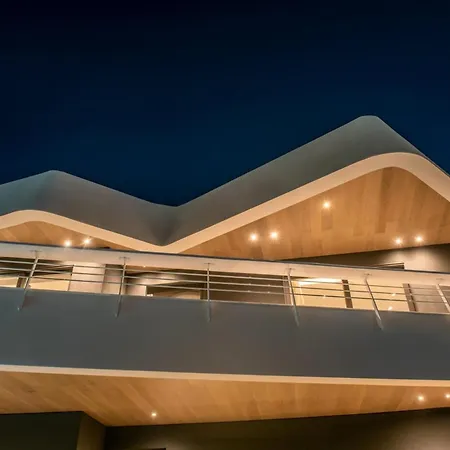 Made By The Sea 12 Bdrm Vilă